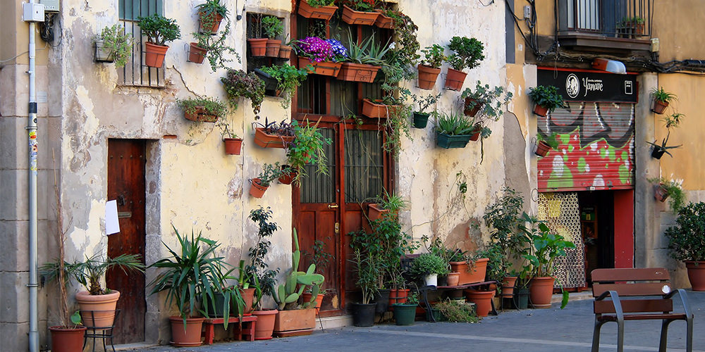 Contar con un alquiler vacacional en Barcelona centro justo en su esquina más fotografiada es un privilegio que puedes disfrutar gracias a Lodging Apartments.